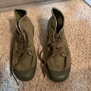 New without tags palladium army green boots.